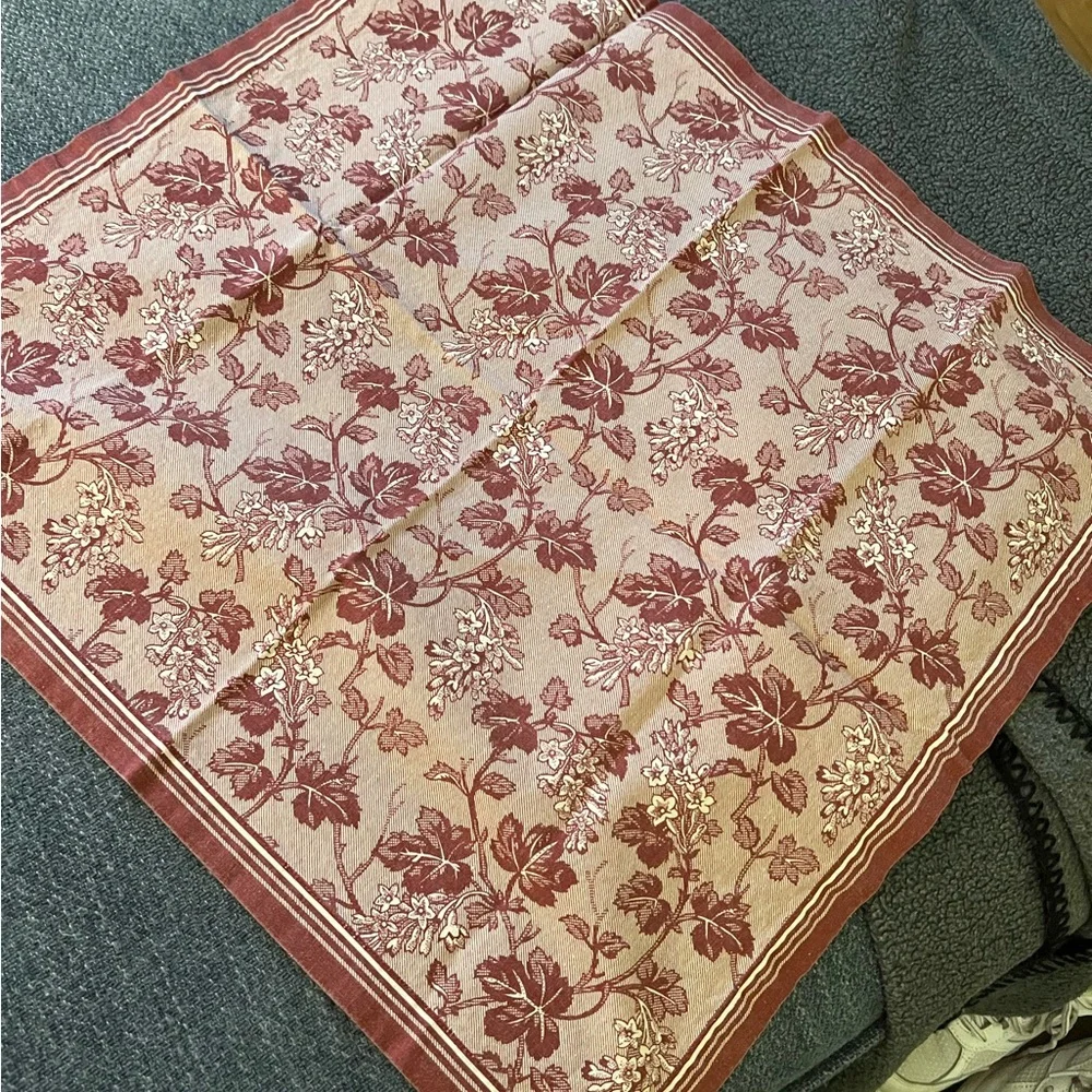 Williams Sonoma Arbor Claret Rectangle tablecloth & matching 5 Cloth Napkins set